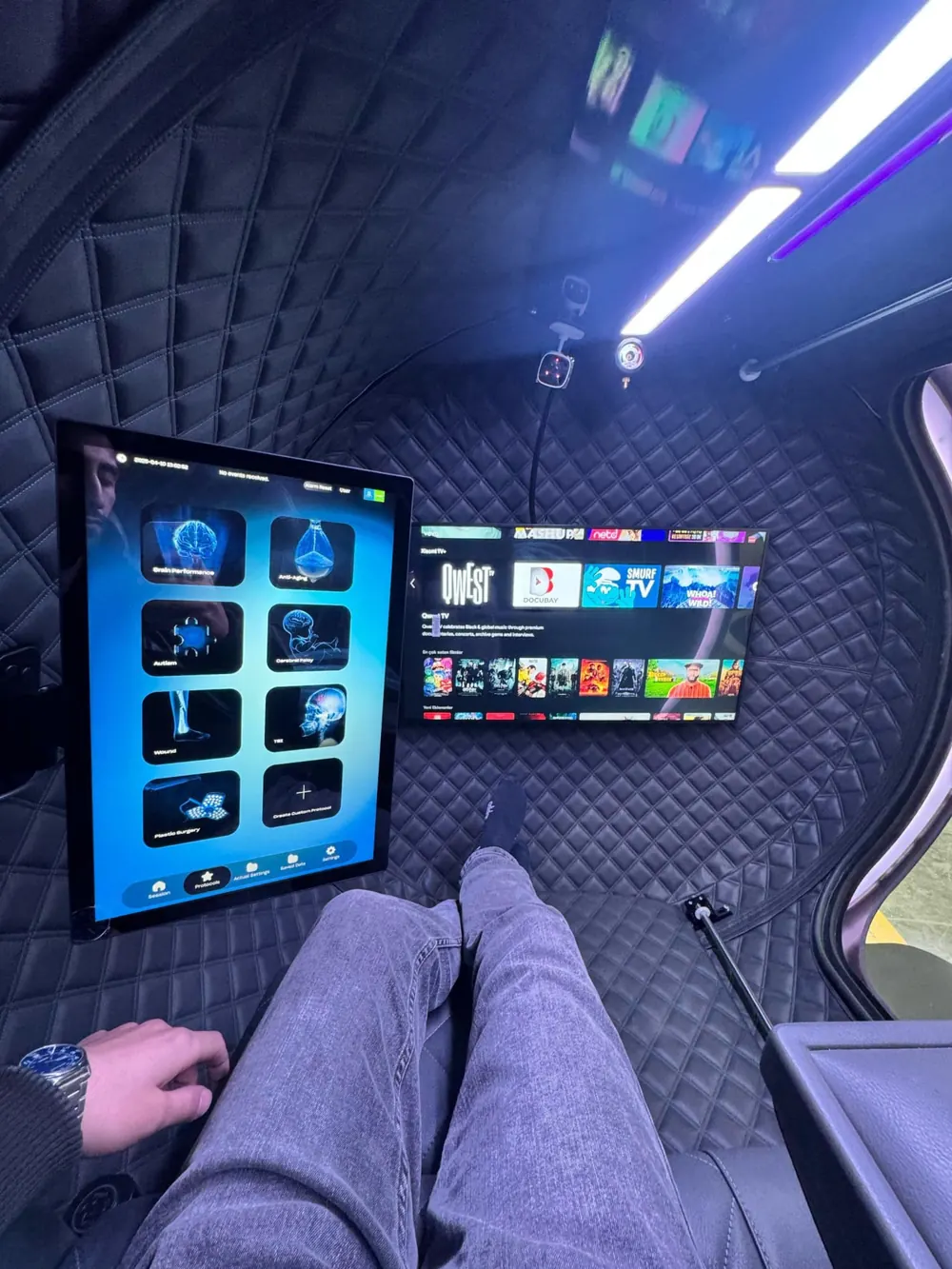 Interior de la cámara hiperbárica con pantalla de protocolos